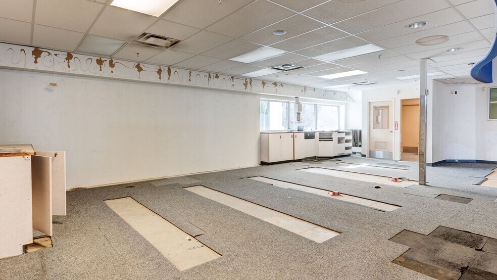 More Photos Of 85 Middletown Ave, North Haven Drugstore For Sale