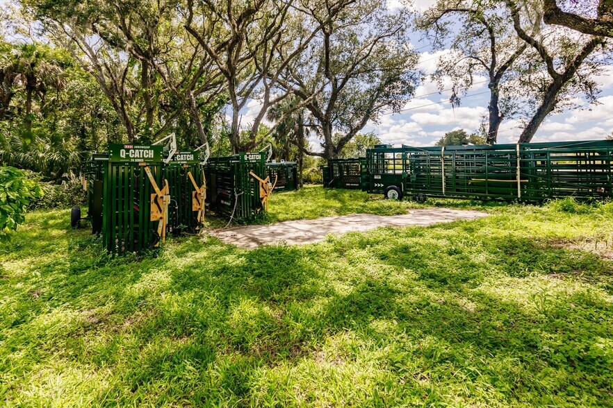 More Photos Of 19431 Palm Beach Blvd, Alva Flex For Lease
