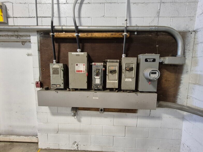 More Photos Of 260 Centre St, Petrolia Warehouse For Lease