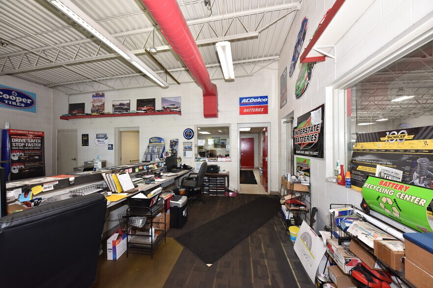 More Photos Of 820 W Sumner St, Hartford Auto Repair For Sale