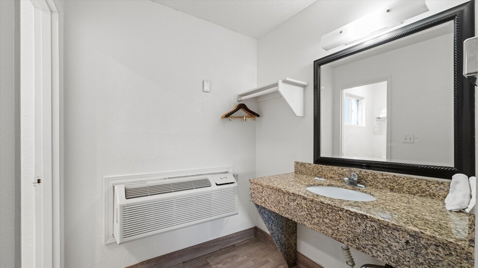 More Photos Of 635 S Highway 395, Hermiston Hotel For Sale