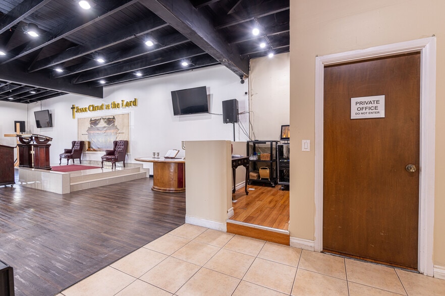 More Photos Of 3912 Eagle Rock Blvd, Los Angeles Office For Lease