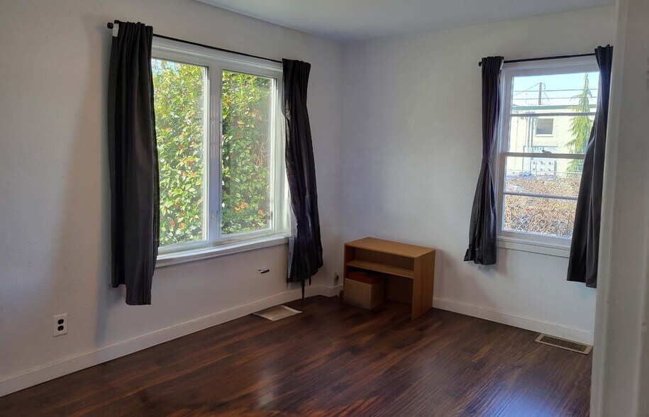 More Photos Of 1915 SE Pershing St, Portland Showroom For Sale