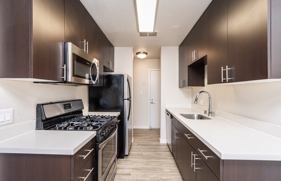 More Photos Of 555 Douglas St, West Sacramento Apartments For Sale