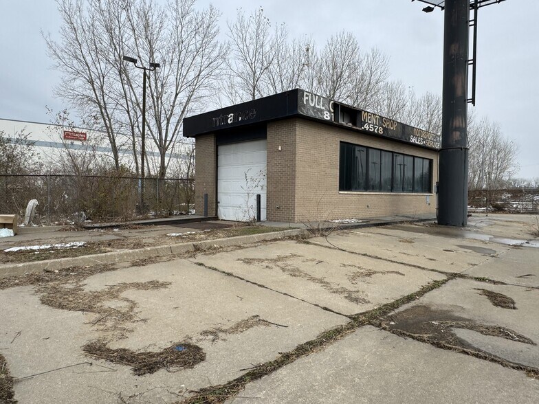 More Photos Of 6850 E Front St, Kansas City Freestanding For Sale
