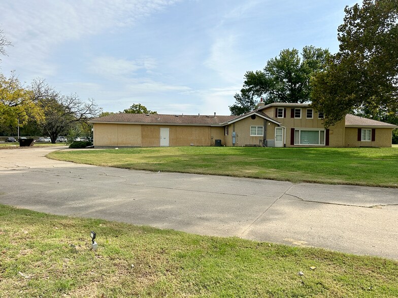 More Photos Of 2855 SE Kansas Pl, Topeka Veterinarian Kennel For Lease