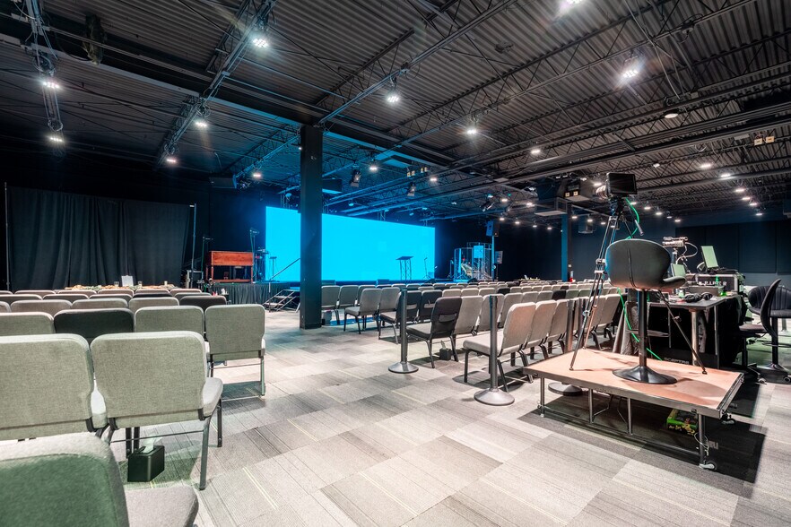 More Photos Of 2001-2085 Walton Rd, Saint Louis Flex For Sale