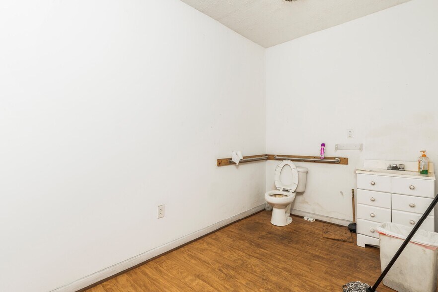 More Photos Of 1215 S Brightleaf Blvd, Smithfield Warehouse For Lease