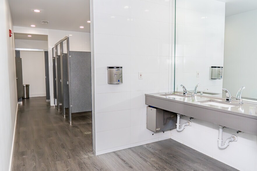 More Photos Of 3733 University Blvd W, Jacksonville Office For Lease