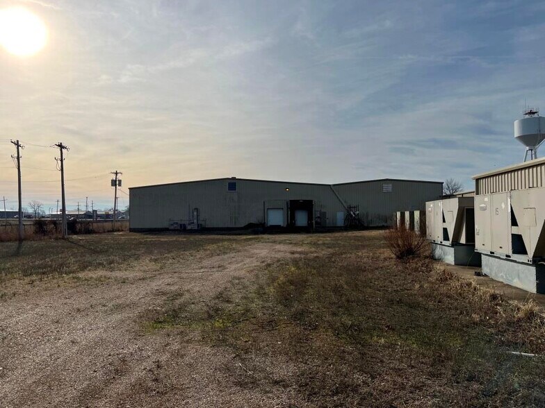 More Photos Of 2921 E 290 Rd, Grove Manufacturing For Lease