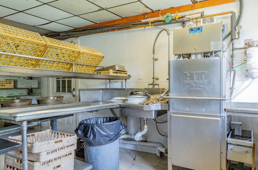 More Photos Of 157 Main St, Belgrade Hotel For Lease
