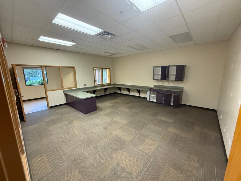More Photos Of 9219-9255 E River Rd NW, Coon Rapids Flex For Lease
