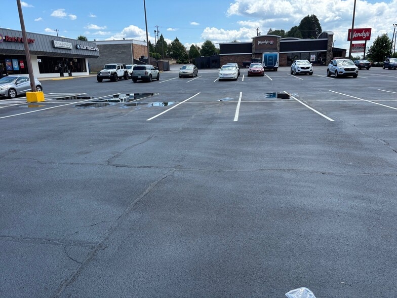 More Photos Of 1234-1246 Us Highway 70 SW, Hickory Unknown For Lease