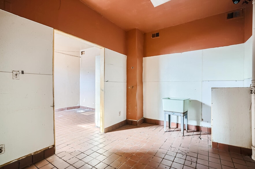 More Photos Of 3800 W Colfax Ave, Denver Restaurant For Sale