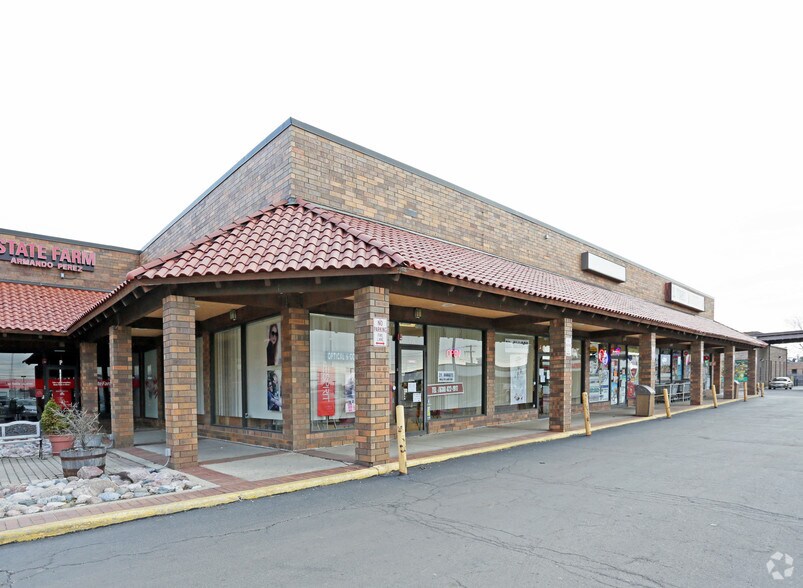 More Photos Of 229 W Grand Ave, Bensenville General Retail For Lease