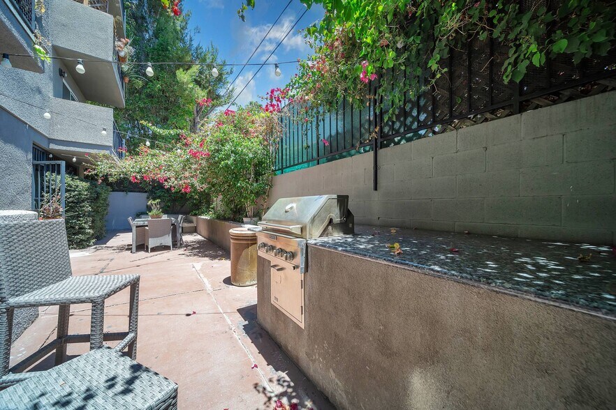 More Photos Of 1320 N Sycamore Ave, Los Angeles Apartments For Sale