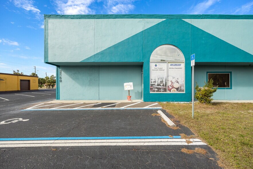 More Photos Of 2560 Fowler St, Fort Myers Warehouse For Lease