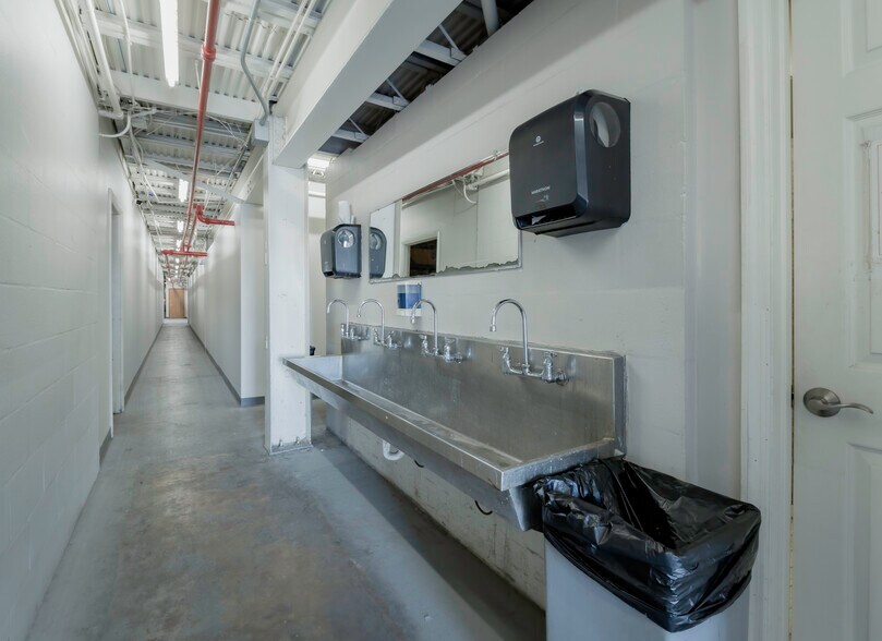 More Photos Of 4677 118th Ave N, Clearwater Manufacturing For Sale