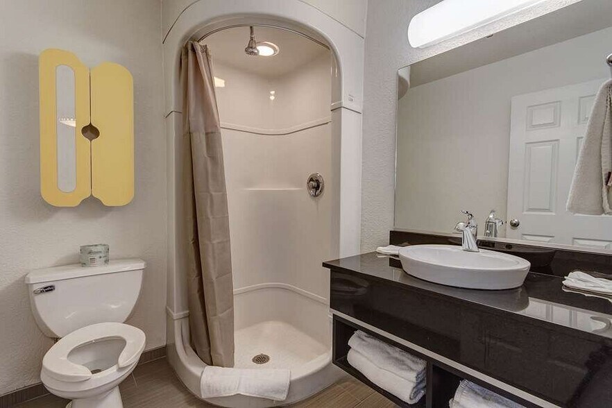More Photos Of 11049 W Gateway Blvd, El Paso Hotel For Sale