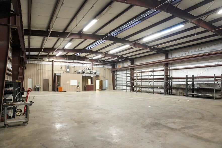 More Photos Of 6944 Leopard St, Corpus Christi Warehouse For Sale