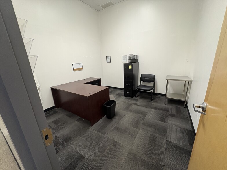 More Photos Of 100 Chamber Plz, Charleroi Supermarket For Lease