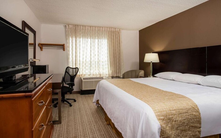 More Photos Of 5710 Challenger Pky, Fort Wayne Hotel For Sale