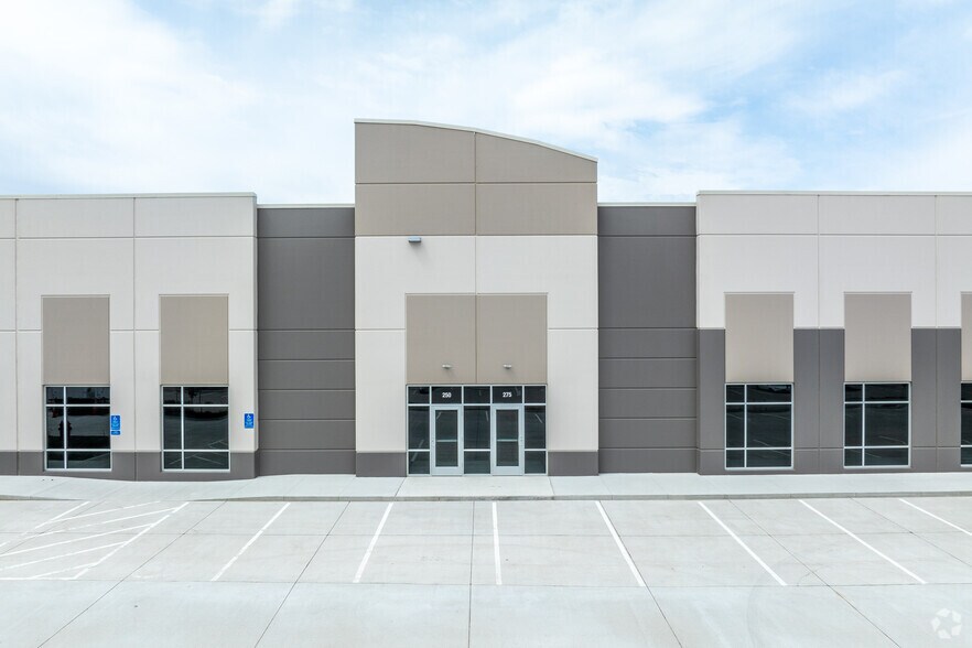 More Photos Of 1400 SE 19th St, Grimes Light Manufacturing For Lease