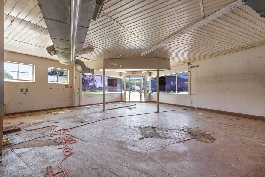 More Photos Of 55 White Ave, East Longmeadow Freestanding For Lease