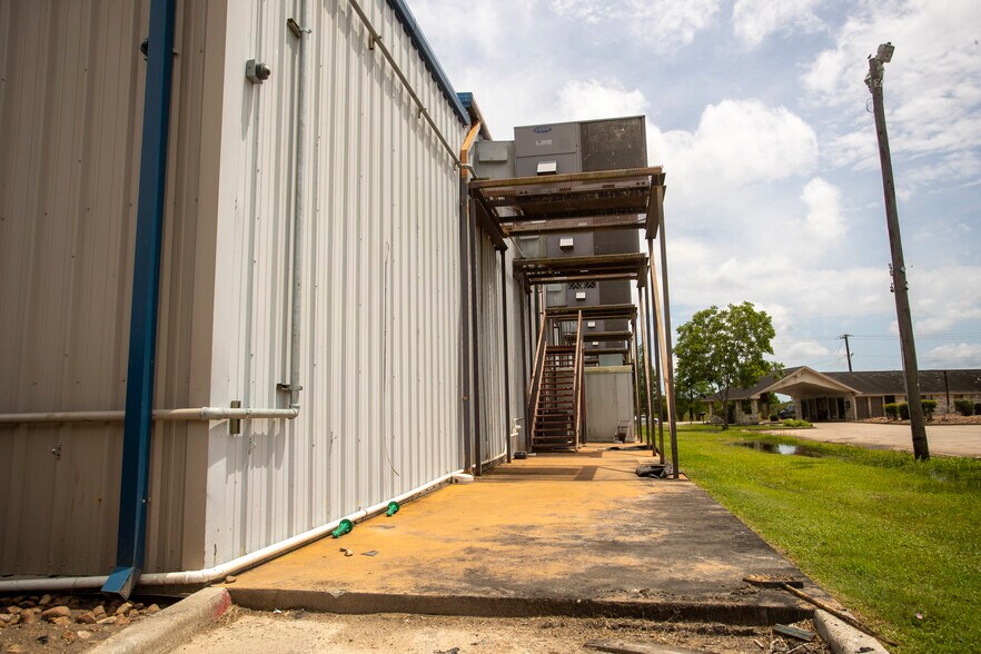 More Photos Of 25000 US 59 Rd, El Campo Flex For Sale