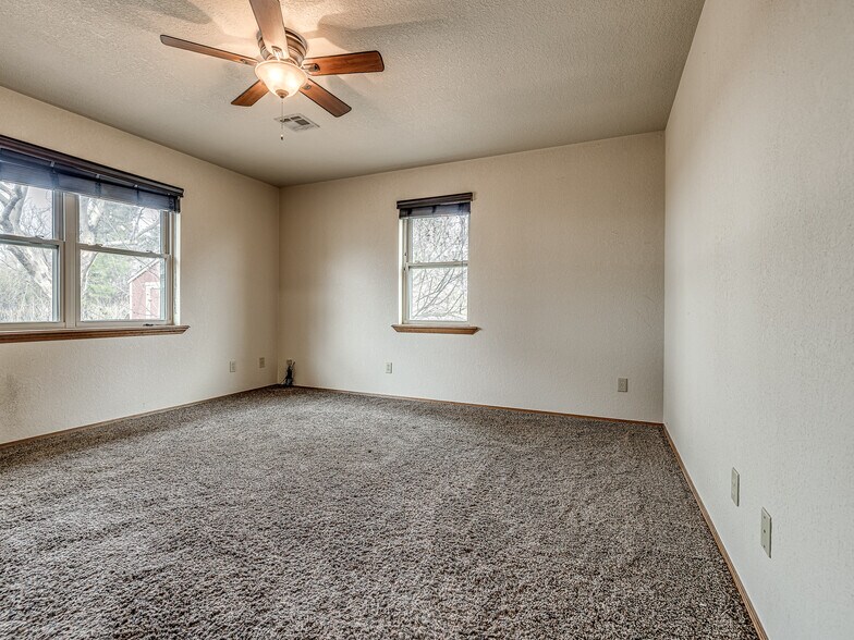 More Photos Of 980916 S Highway 18, Chandler Industrial For Sale