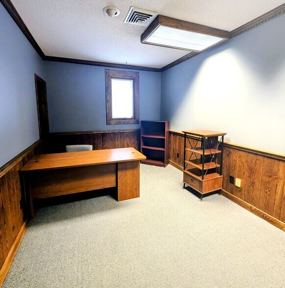 More Photos Of 215 W Broadway St, Mount Pleasant Office For Lease
