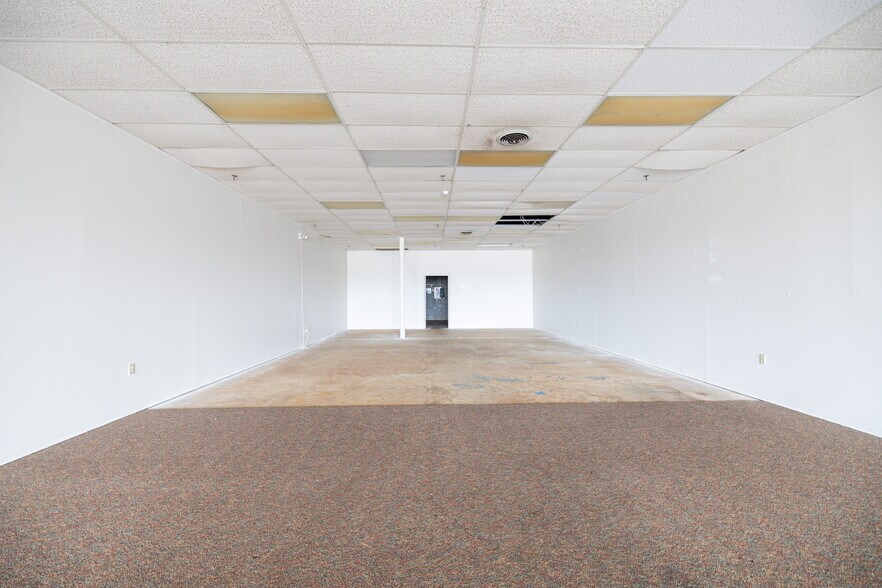 More Photos Of 700-720 N 12th St, Murray Storefront For Lease