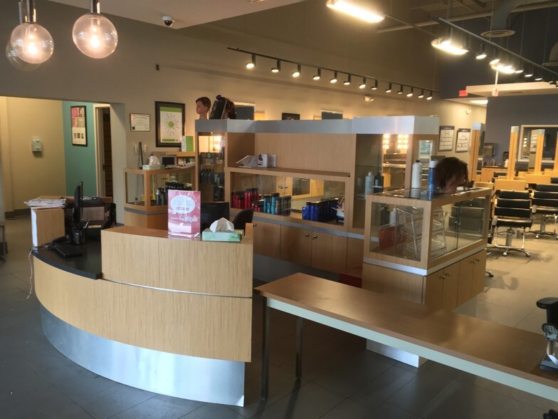 More Photos Of 500 Kings Hwy E, Fairfield Freestanding For Lease
