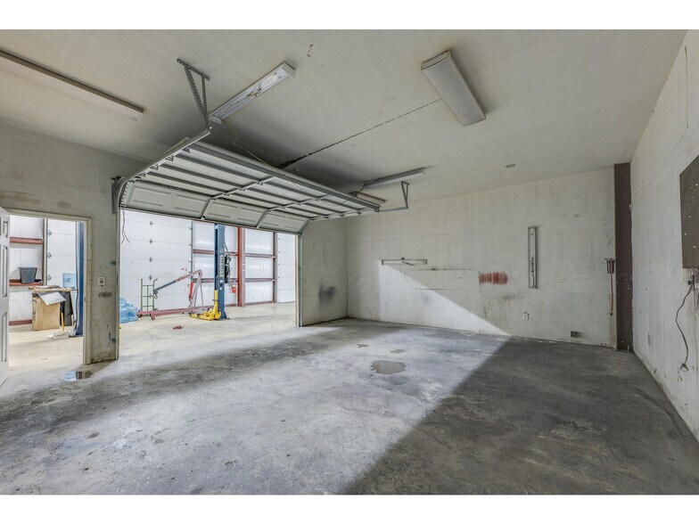 More Photos Of 1612 Shenandoah Dr, Cedar Park Warehouse For Sale