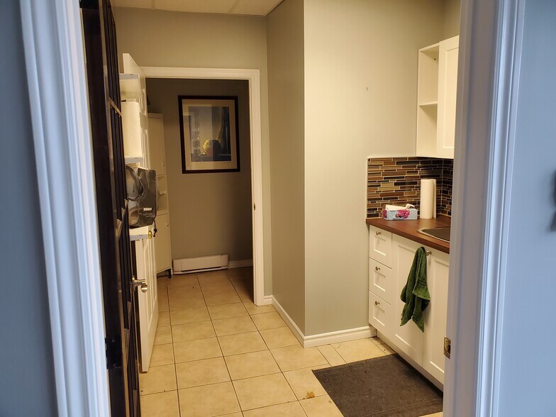 More Photos Of 610 Av O'connell, Dorval Storefront Retail Office For Lease