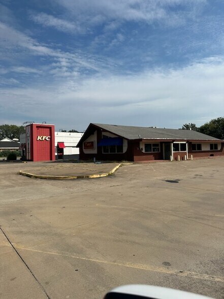 More Photos Of 3121 E Frank Phillips Blvd, Bartlesville Restaurant For Sale
