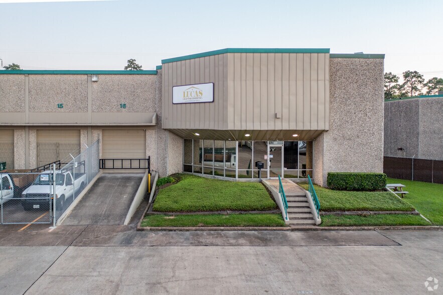 More Photos Of 455-465 W 38th St, Houston Warehouse For Lease