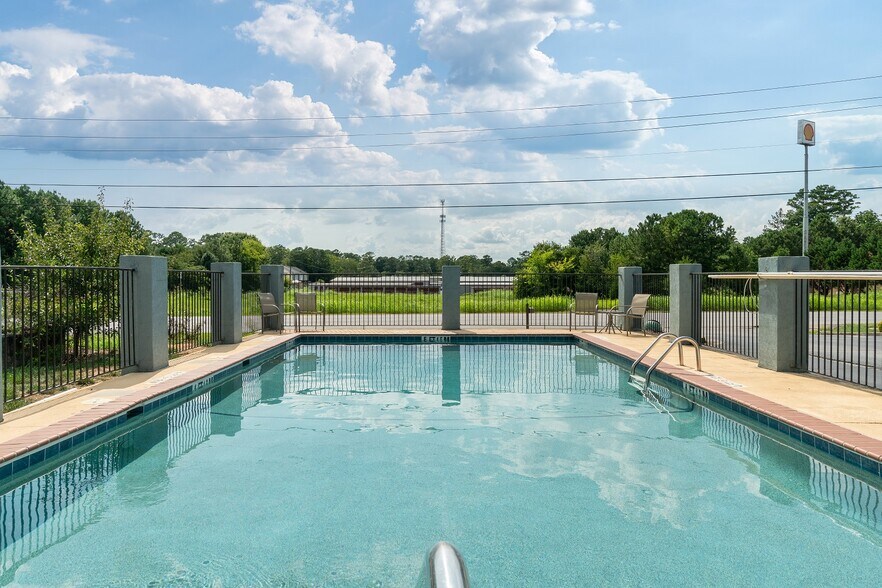 More Photos Of 107 Princeton Blvd, Adairsville Hotel For Sale