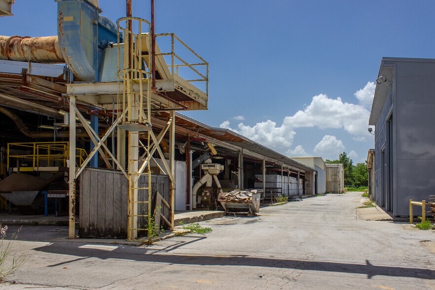 More Photos Of 310 Cypress Rd, Ocala Manufacturing For Sale
