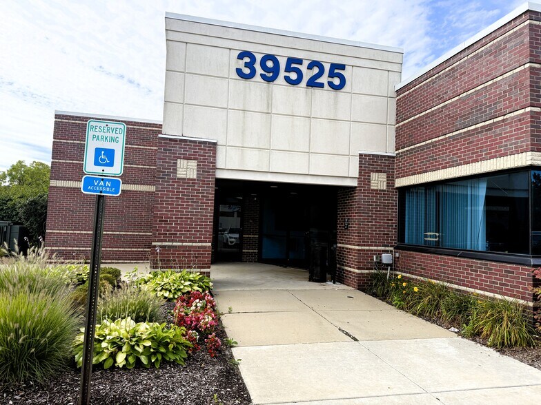 More Photos Of 39525 14 Mile Rd, Novi Medical For Lease