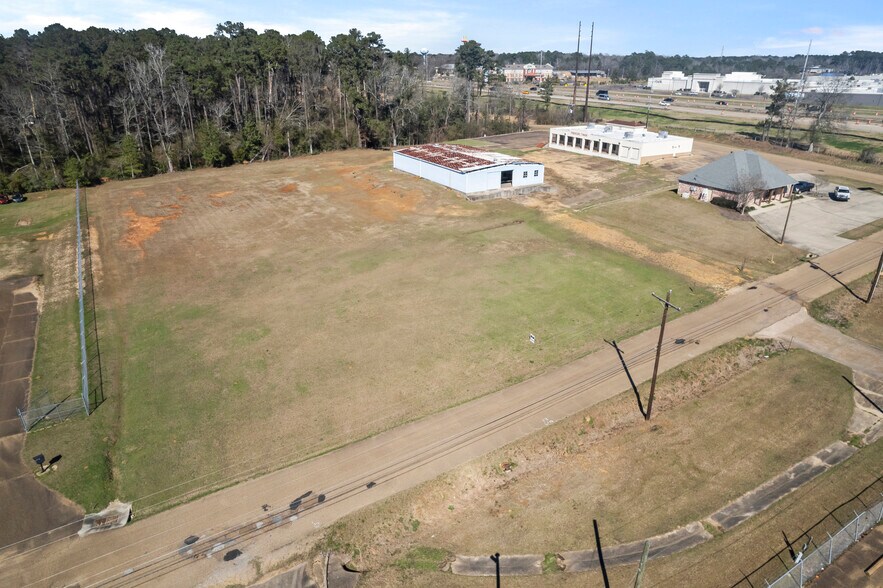 More Photos Of 1410 Apache Dr, Mccomb Freestanding For Lease