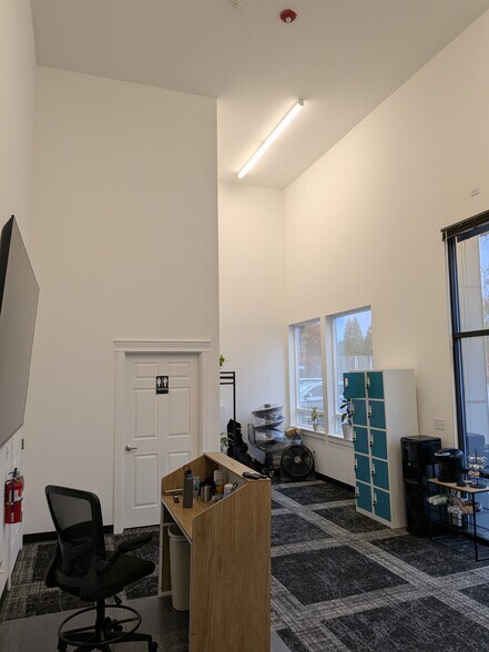 More Photos Of 13131 Mukilteo Speedway, Lynnwood Warehouse For Lease