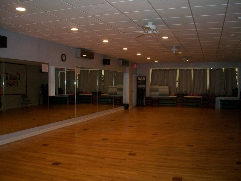 More Photos Of 2911 Brunswick Ave, New Bern Sports And Entertainment For Lease