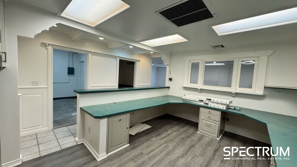 More Photos Of 10140-10158 Canoga Ave, Chatsworth Service For Lease