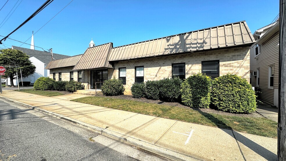 More Photos Of 1991 Smith St, Merrick Medical For Sale