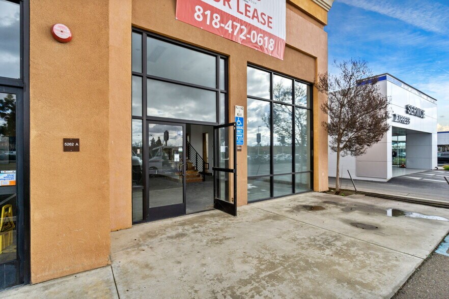 More Photos Of 5262 N Blackstone Ave, Fresno Flex For Lease