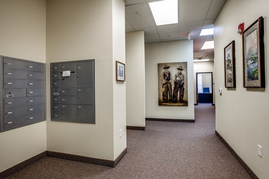 More Photos Of 1011 Surrey Ln, Flower Mound Office For Lease