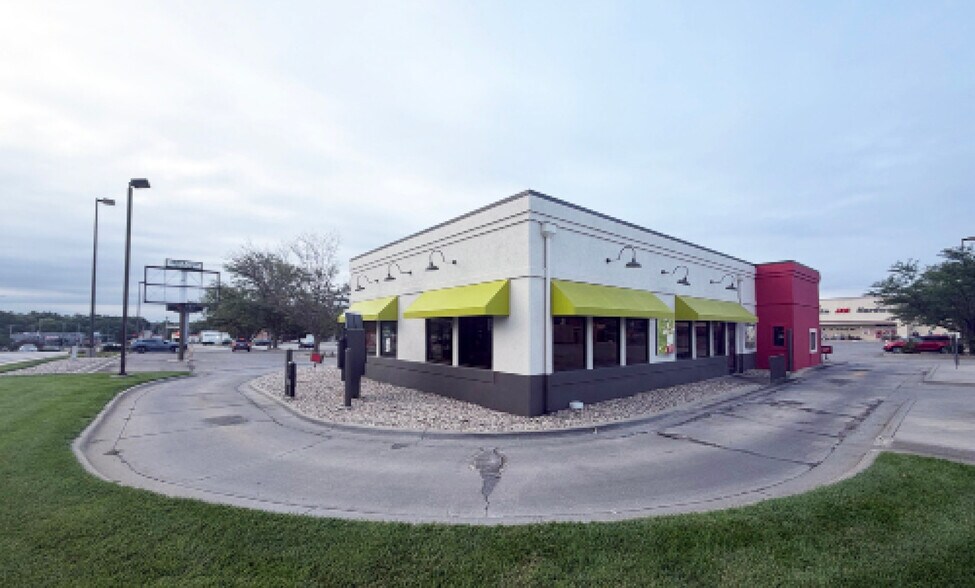 More Photos Of 4603 Vine St, Lincoln General Retail For Lease