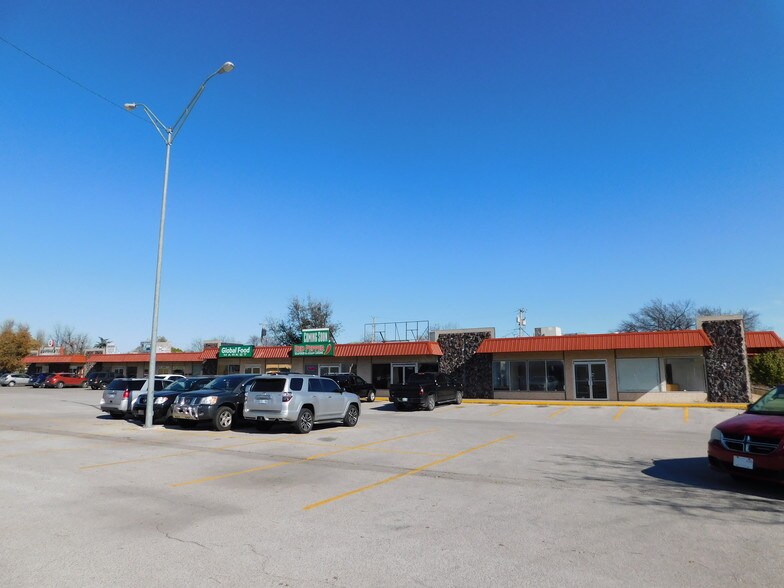 More Photos Of 1901-1921 NW Sheridan Rd, Lawton Restaurant For Sale