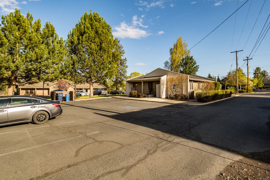 More Photos Of 336 NE Norton Ave, Bend Office For Sale